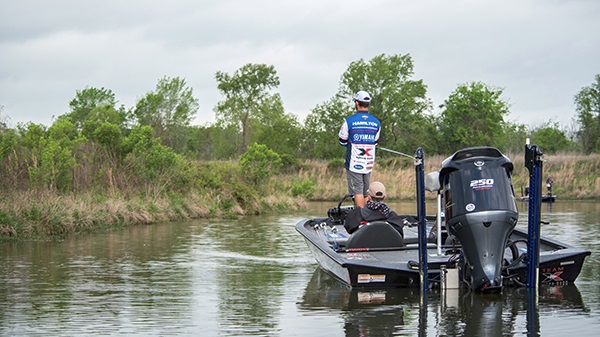 Young Rookie Angler Using Xpress X-21 In Bassmaster Elite Series 2