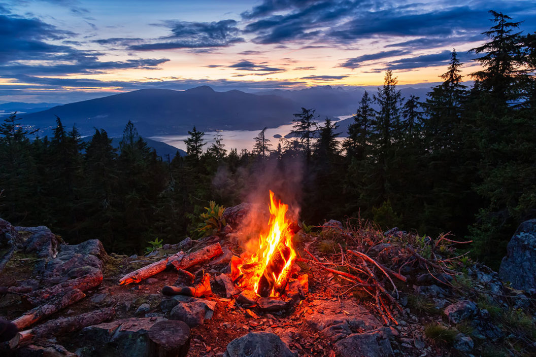 How to Build a Campfire the Right Way - Outdoor Enthusiast Lifestyle ...